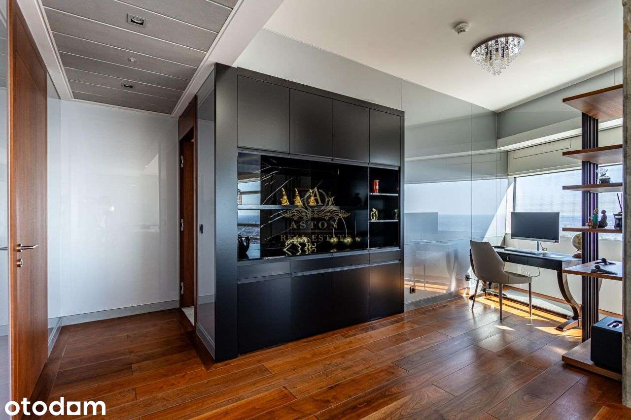 Exquisite apartment on Złota 44