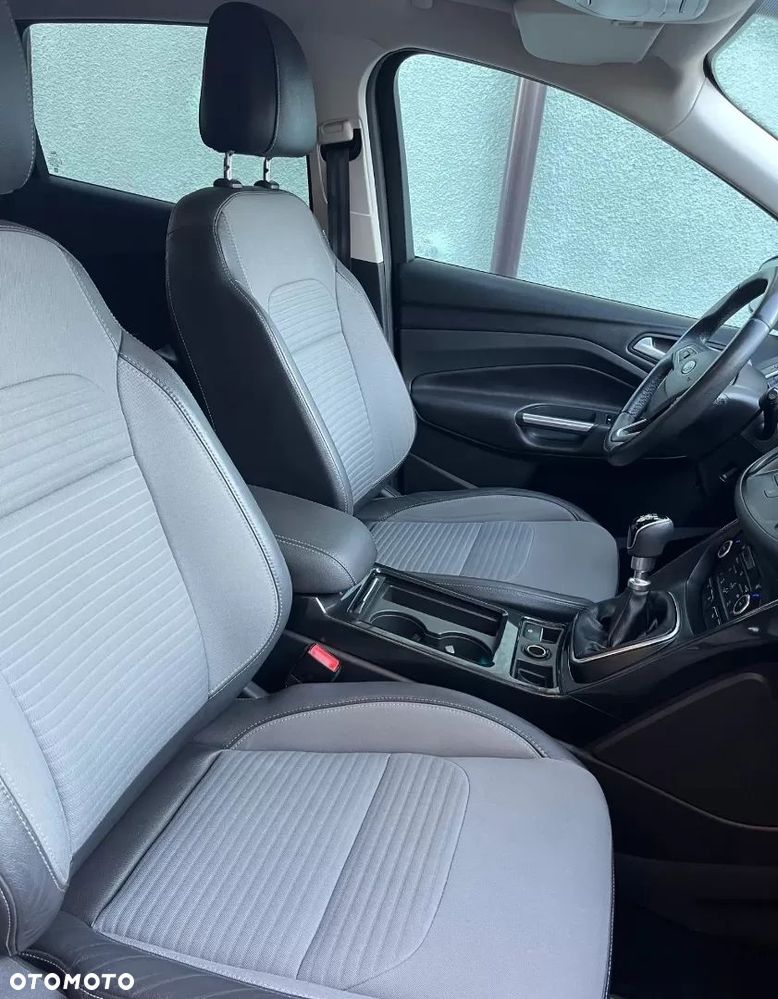 Ford Kuga 2.0 TDCi 2x4 Titanium - 4