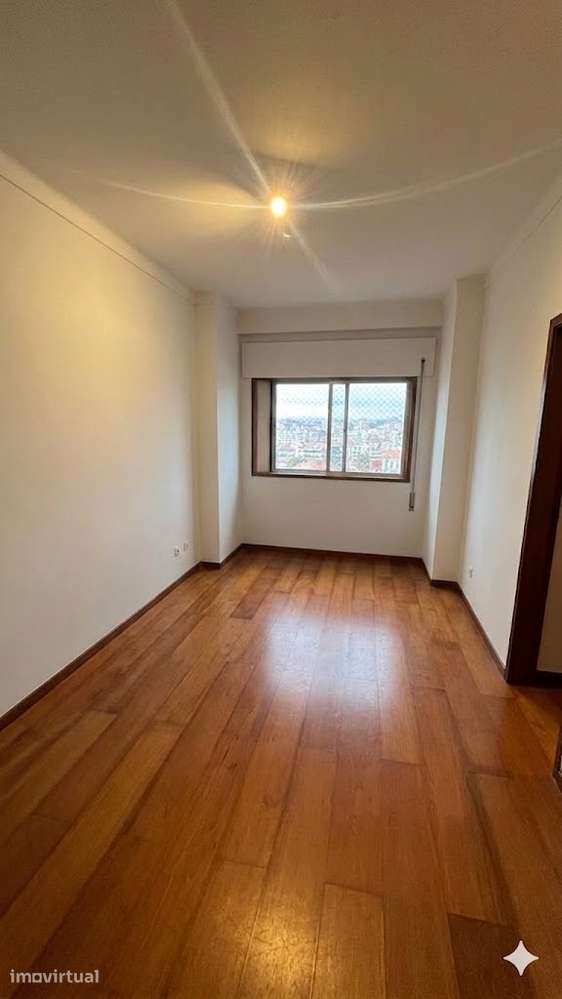 Arrendo T1 com Varanda e Despensa – Rua do Monte Alegre - Grande imagem: 3/9