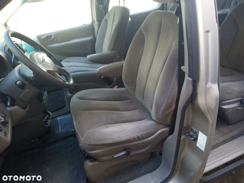 Chrysler Grand Voyager 3.3L LX - 12