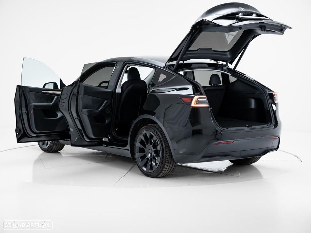 Tesla Model Y Long Range Dual Motor AWD — fotografia 5