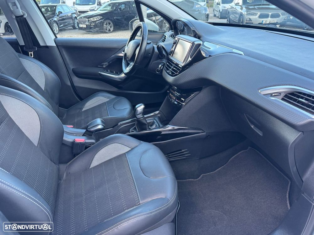 Peugeot 2008 1.2 PureTech Allure - 11