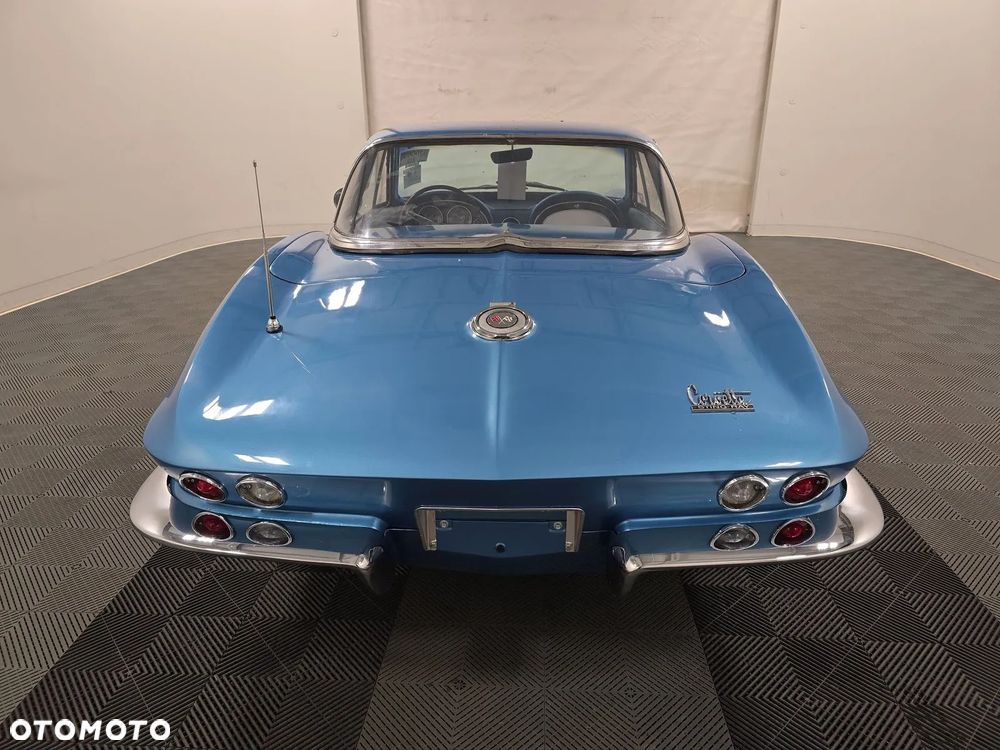 Chevrolet Corvette - 4