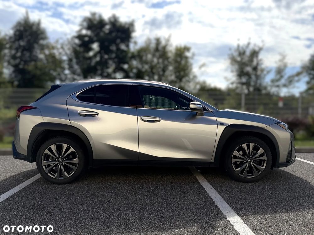 Lexus UX 300h F Sport Design - 4