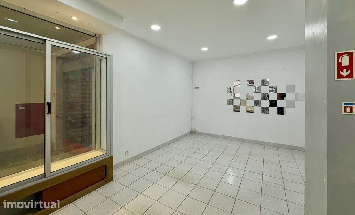 Espaço comercial situado na entrada principal do centro comercial. - Grande imagem: 4/6