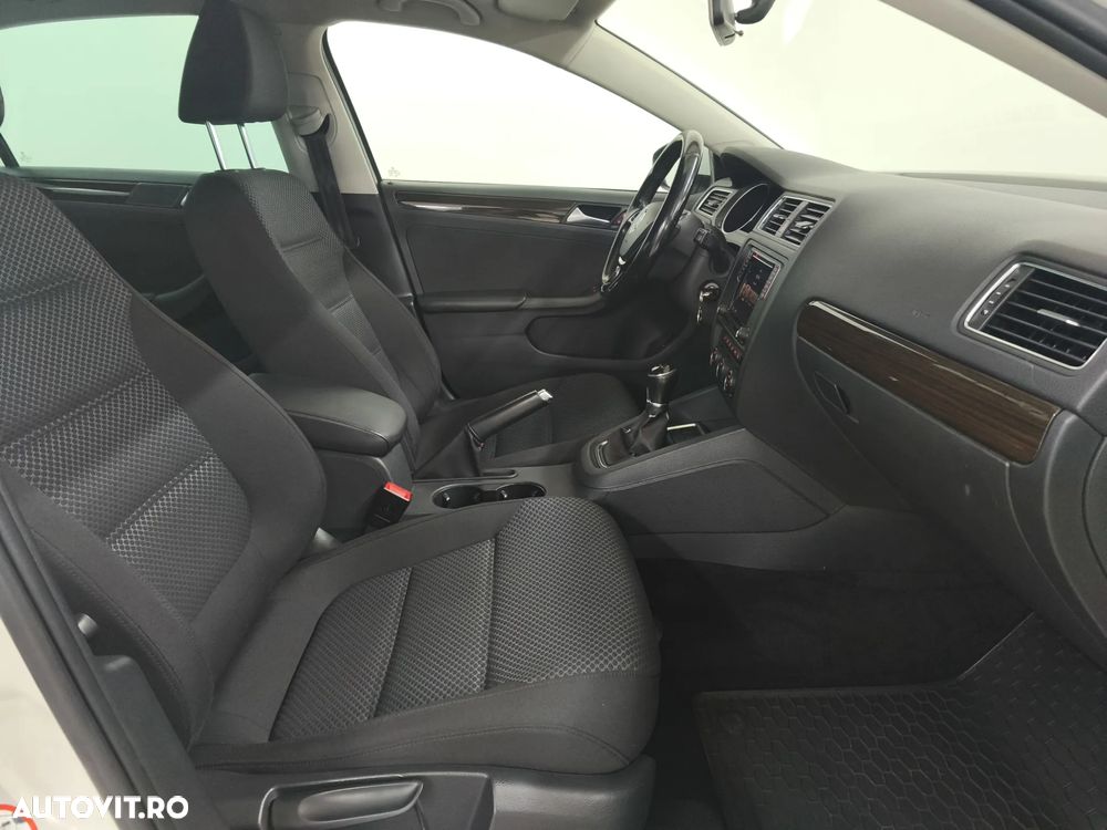 Volkswagen Jetta 2.0 TDI Highline - 9