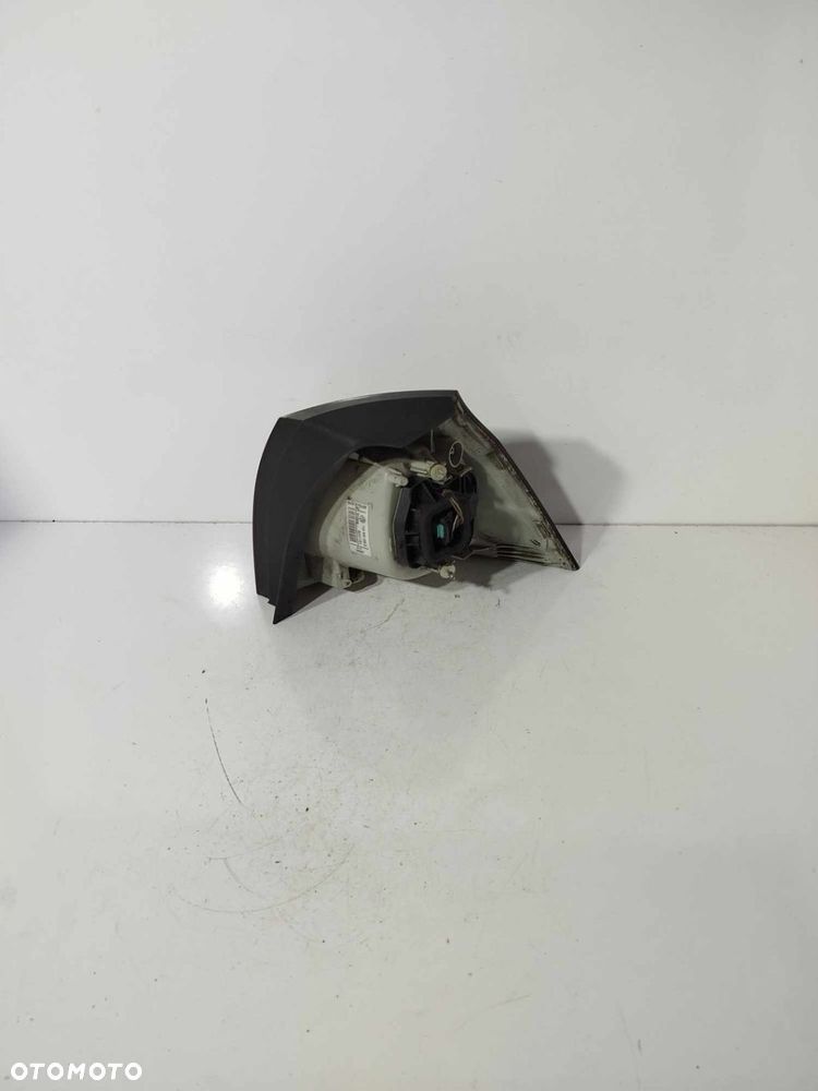 LAMPA LEWA TYLNA VW GOLF V 03-09 1K6945095Q - 4