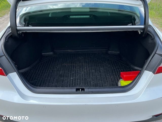 Toyota Camry 2.5 Hybrid Executive CVT - 6