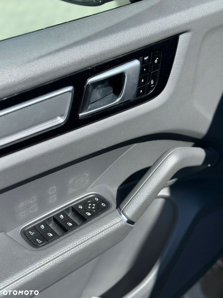 Porsche Cayenne Platinum Edition - 15
