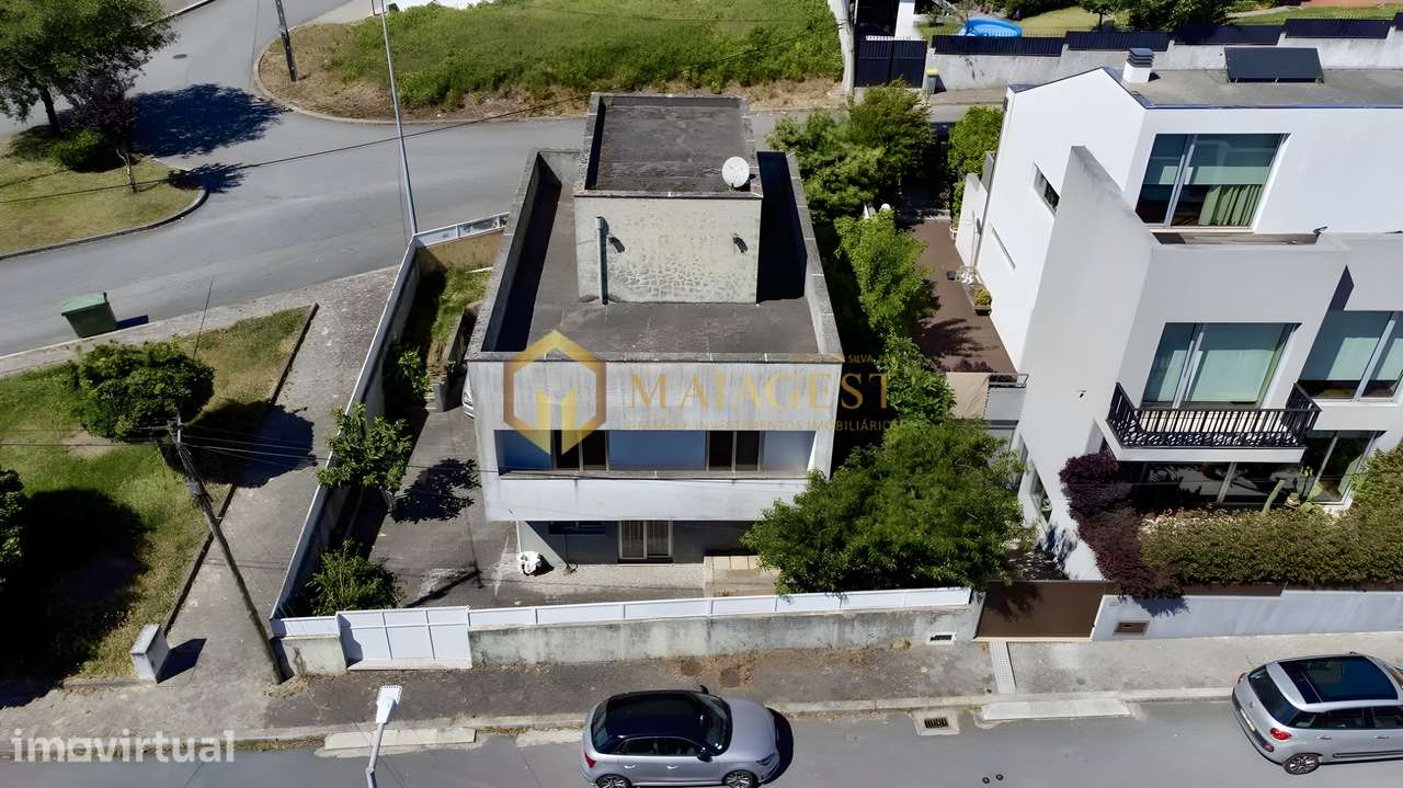 Moradia Independente de 4 Frentes com Elevado Potencial em Avintes - Grande imagem: 2/36