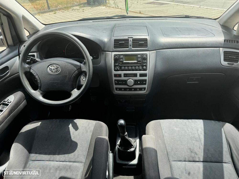 Toyota Avensis Verso 2.0 D-4D - 7