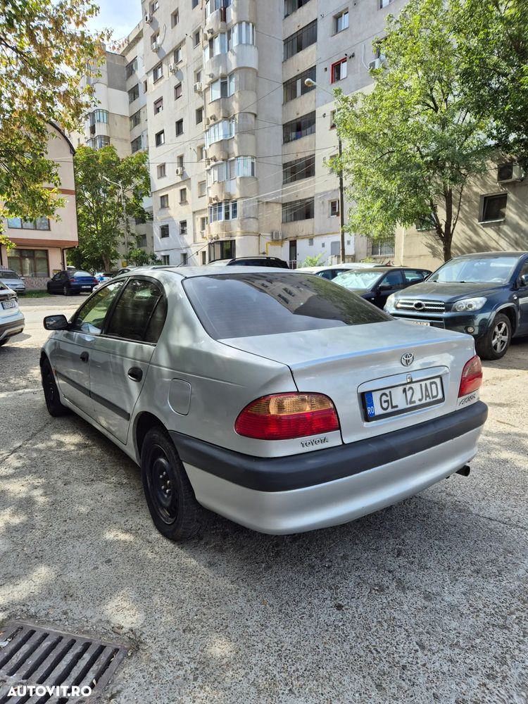 Toyota Avensis 1.6 Sdn. Linea Terra - 3