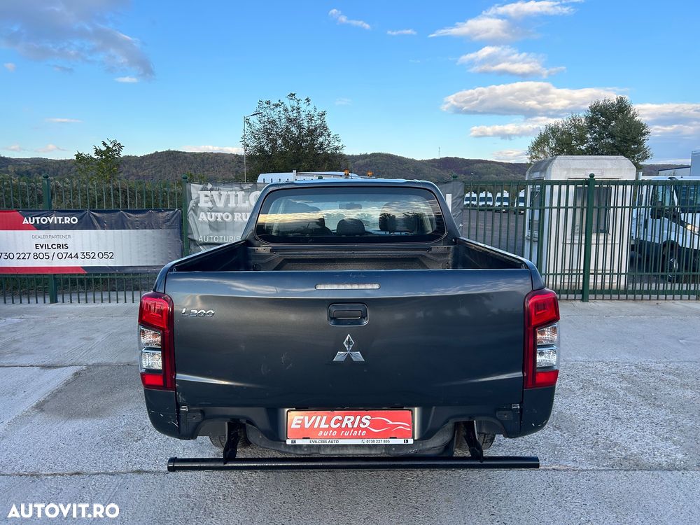 Mitsubishi L200 Double Cab 2.2 DI-D M/T Intense - 13