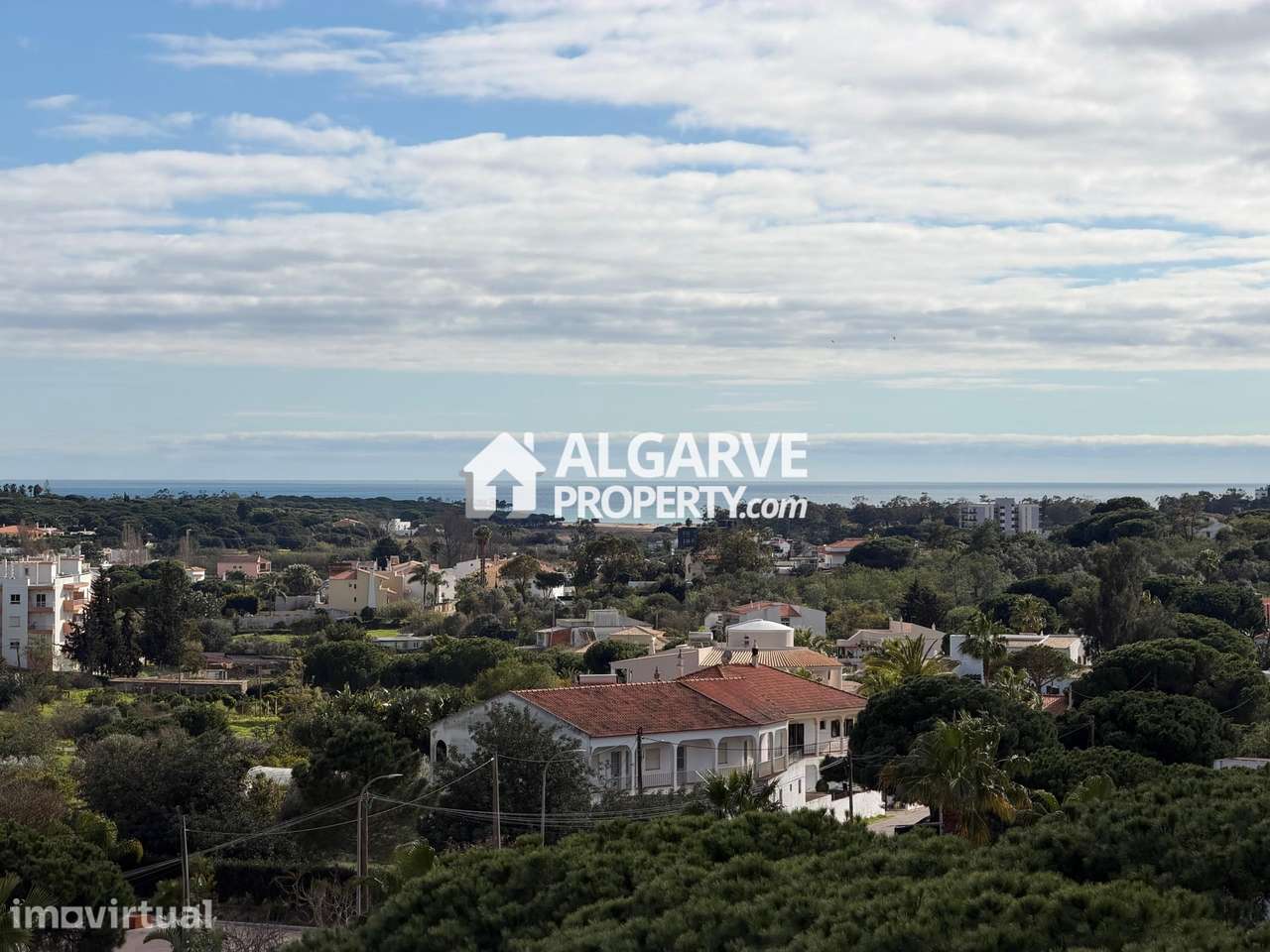Moradia V4 de estilo contemporâneo com vista mar junto da Vila Sol, Al - Grande imagem: 3/30