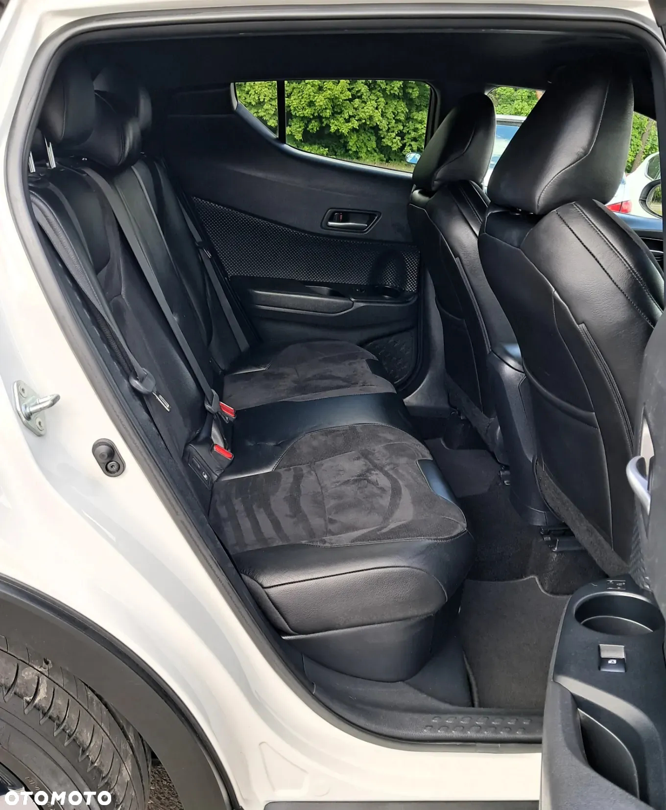 Toyota C-HR 1.8 Hybrid Neon Lime powered by JBL - 13