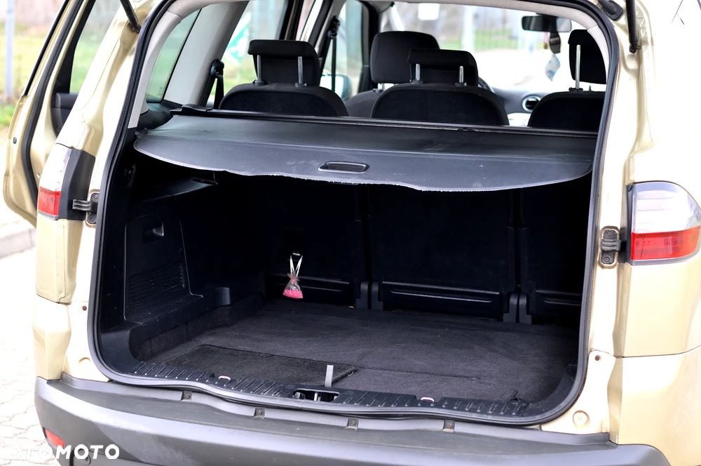 Ford S-Max - 11