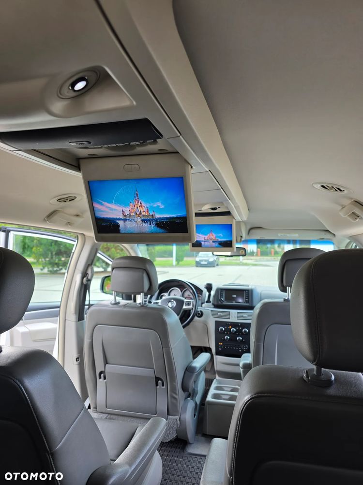 Volkswagen Routan - 11