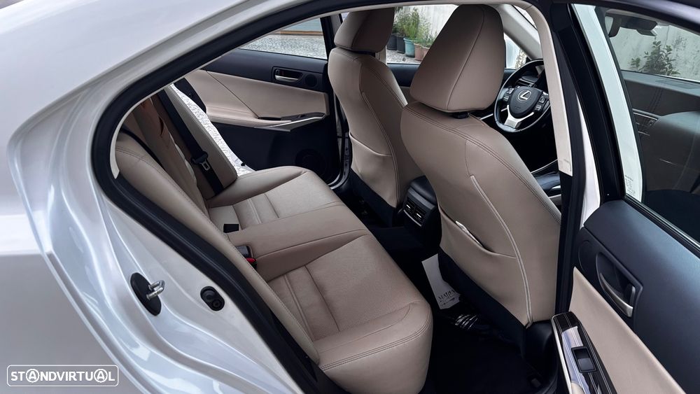 Lexus IS 300H Luxury - 26