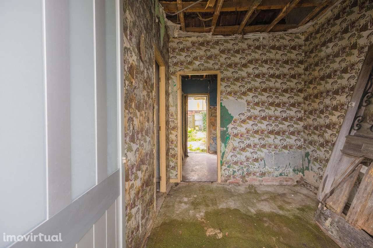 Moradia T2 para Restauro – Oportunidade Única no Coração de... - Grande imagem: 2/24