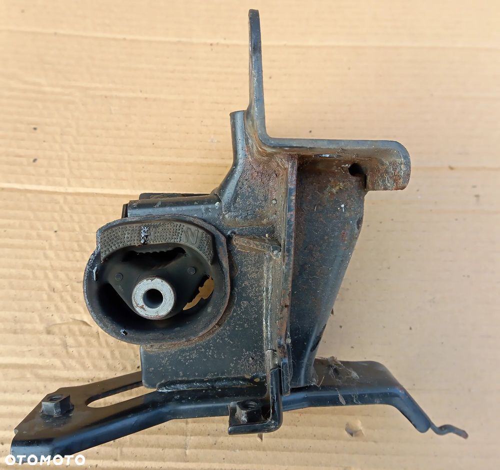 Toyota Yaris II 1.4 D4D  łapa poduszka skrzyni biegów - 1