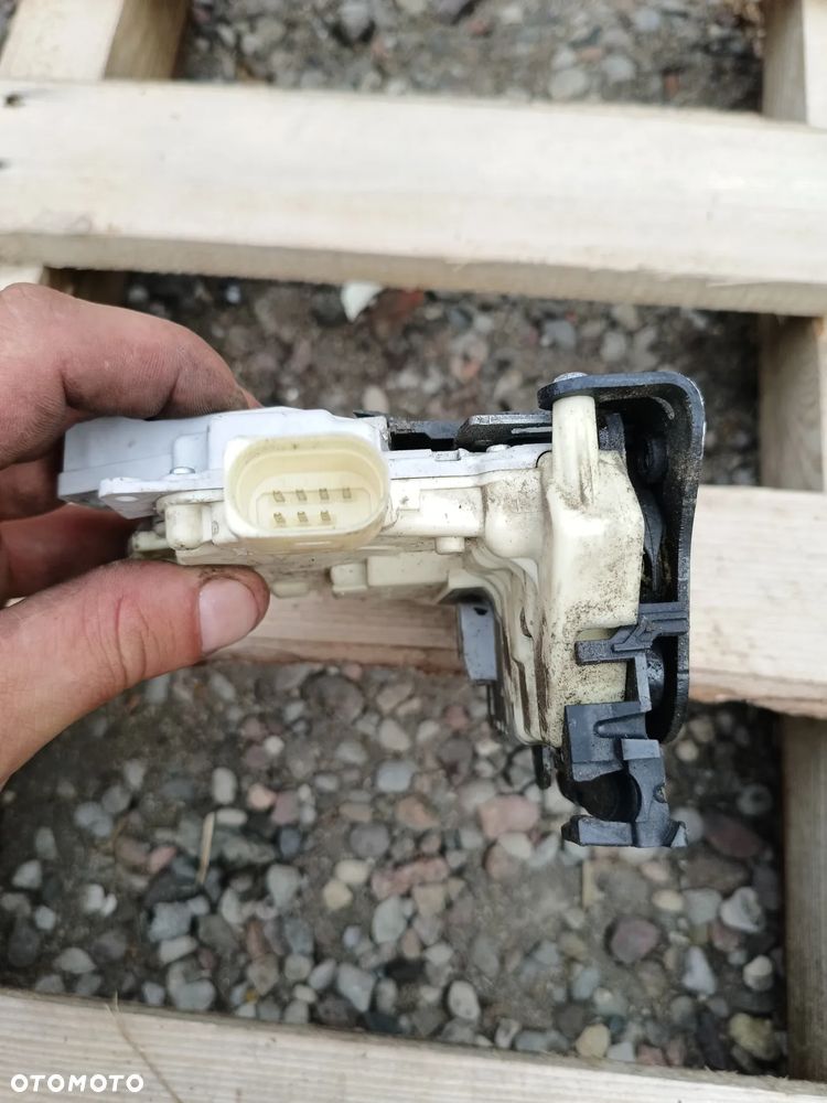 ZAMEK DRZWI PRAWY TYŁ VOLKSWAGEN PASSAT B6 06r KOMBI 7PIN 3C4839016A - 3