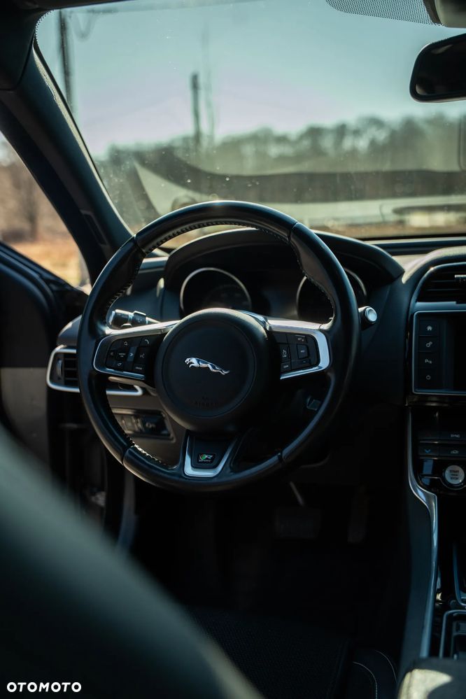 Jaguar XE 2.0 D R-Sport - 8