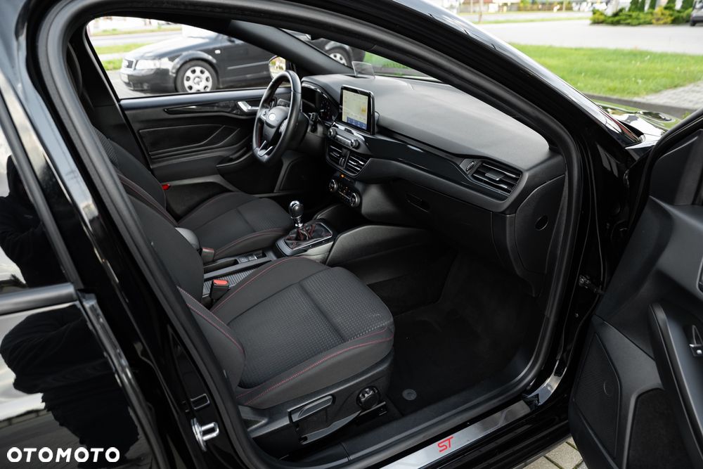 Ford Focus 1.0 EcoBoost ST-Line X - 24