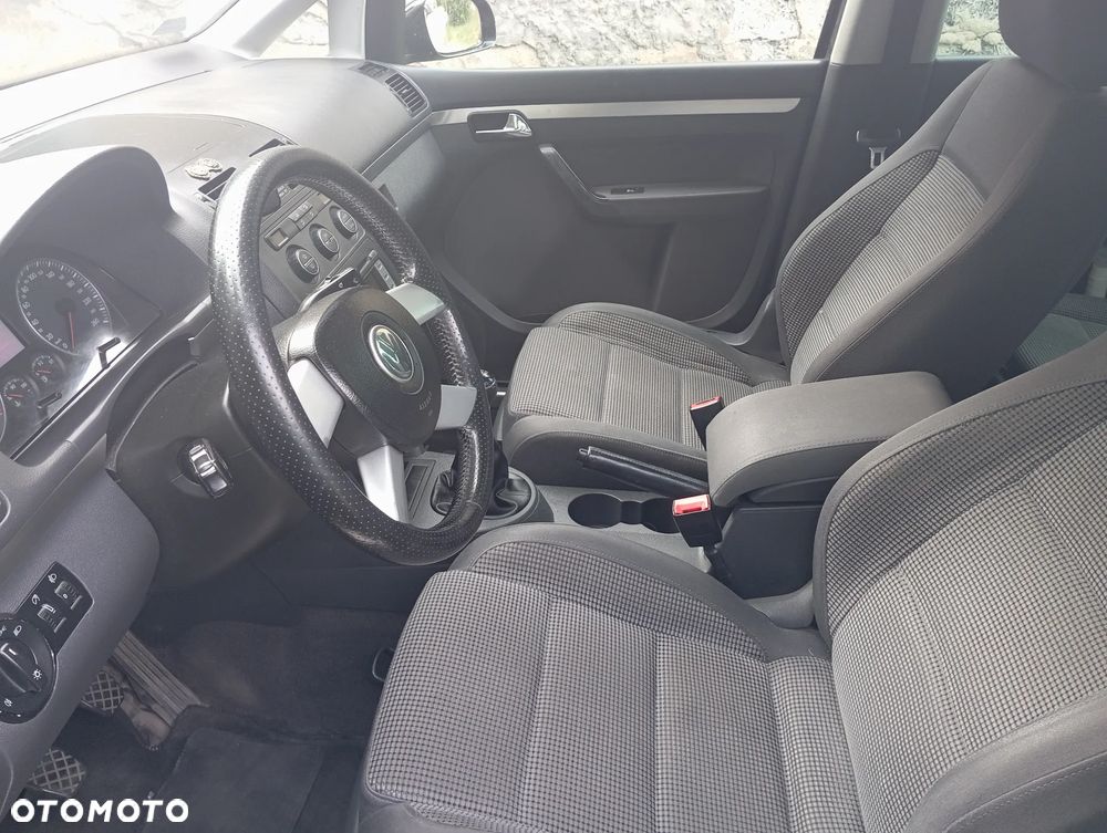Volkswagen Touran - 10