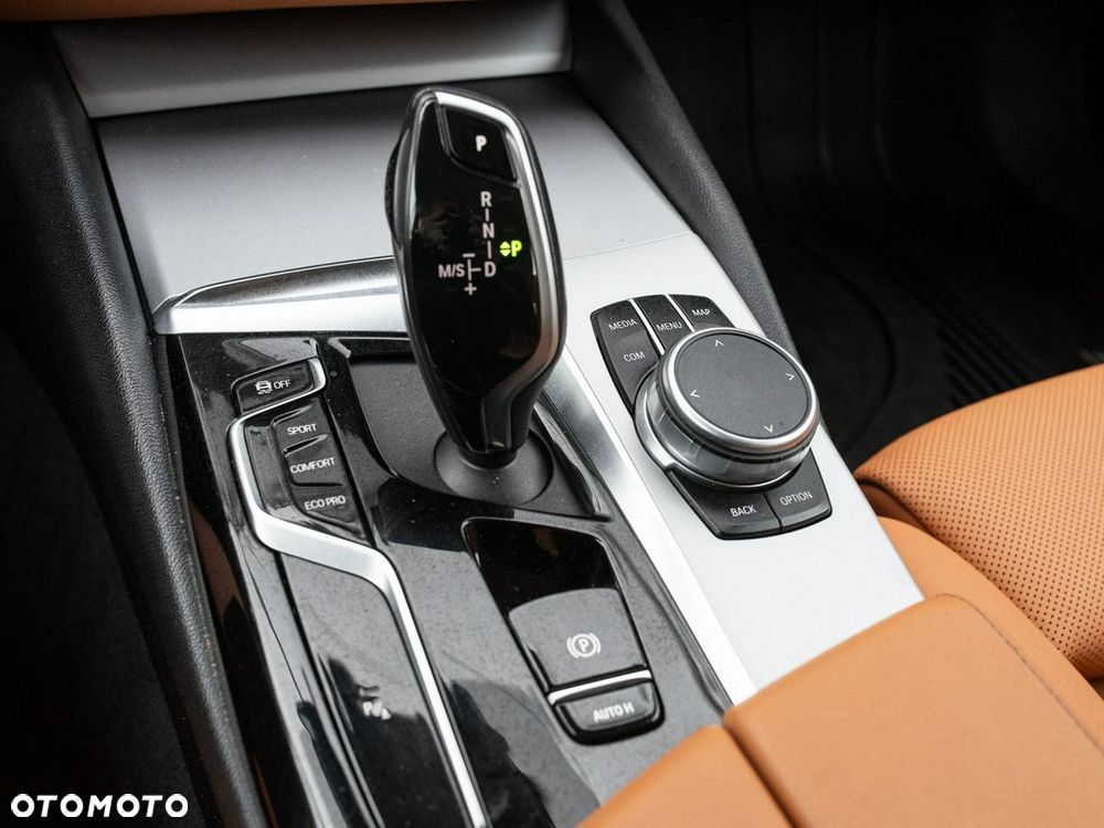 BMW Seria 5 520i mHEV - 16
