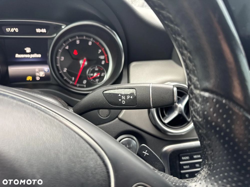 Mercedes-Benz GLA 200 7G-DCT Urban - 16