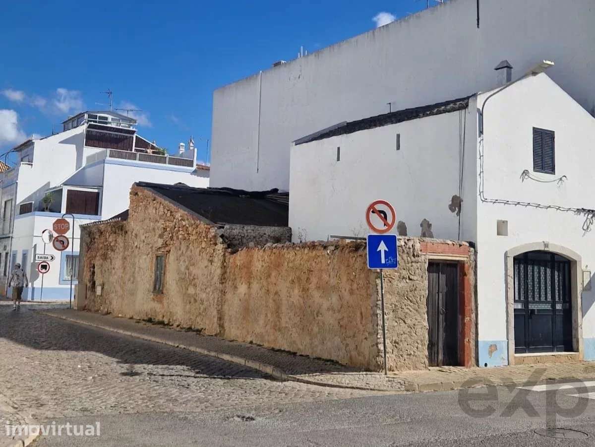 Moradia térrea com projeto aprovado no centro histórico de Tavira - Grande imagem: 2/10