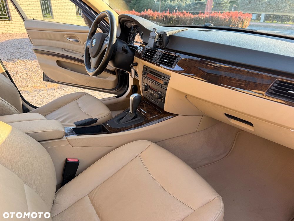 BMW Seria 3 325xi - 14