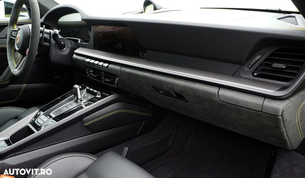 Porsche 911 Carrera 4 GTS PDK - 23