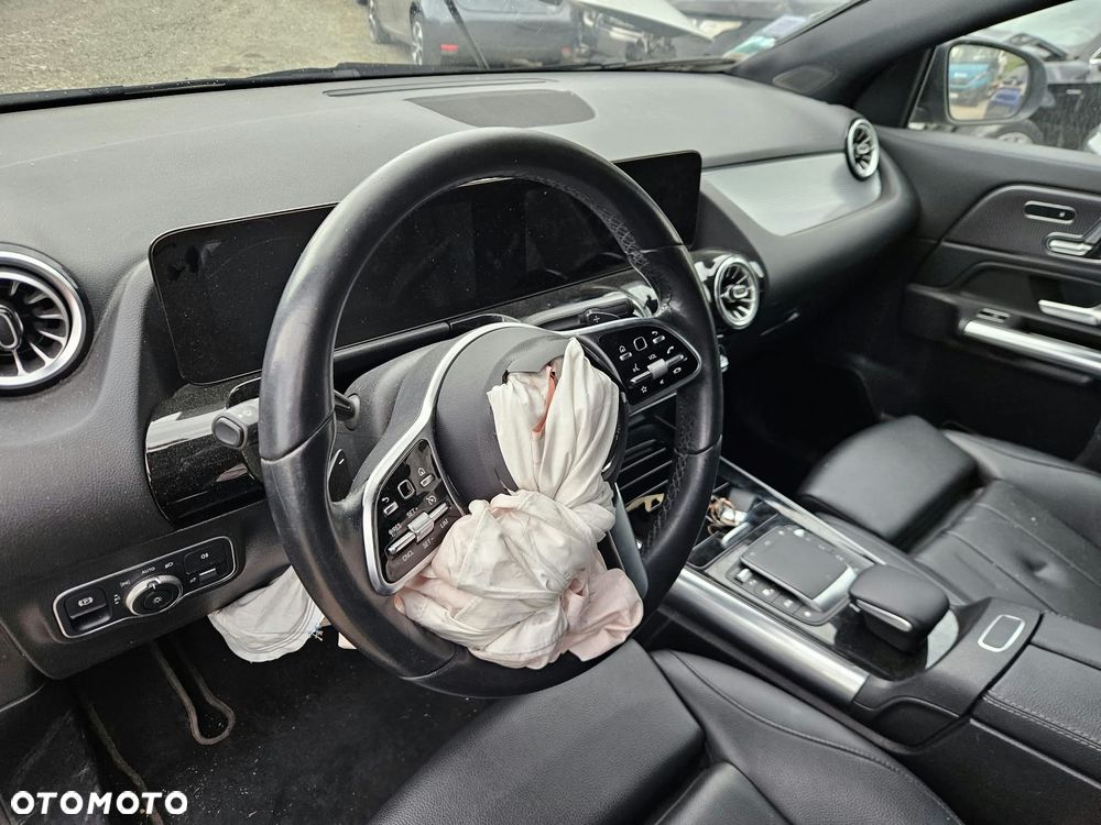 Mercedes-Benz GLA - 25