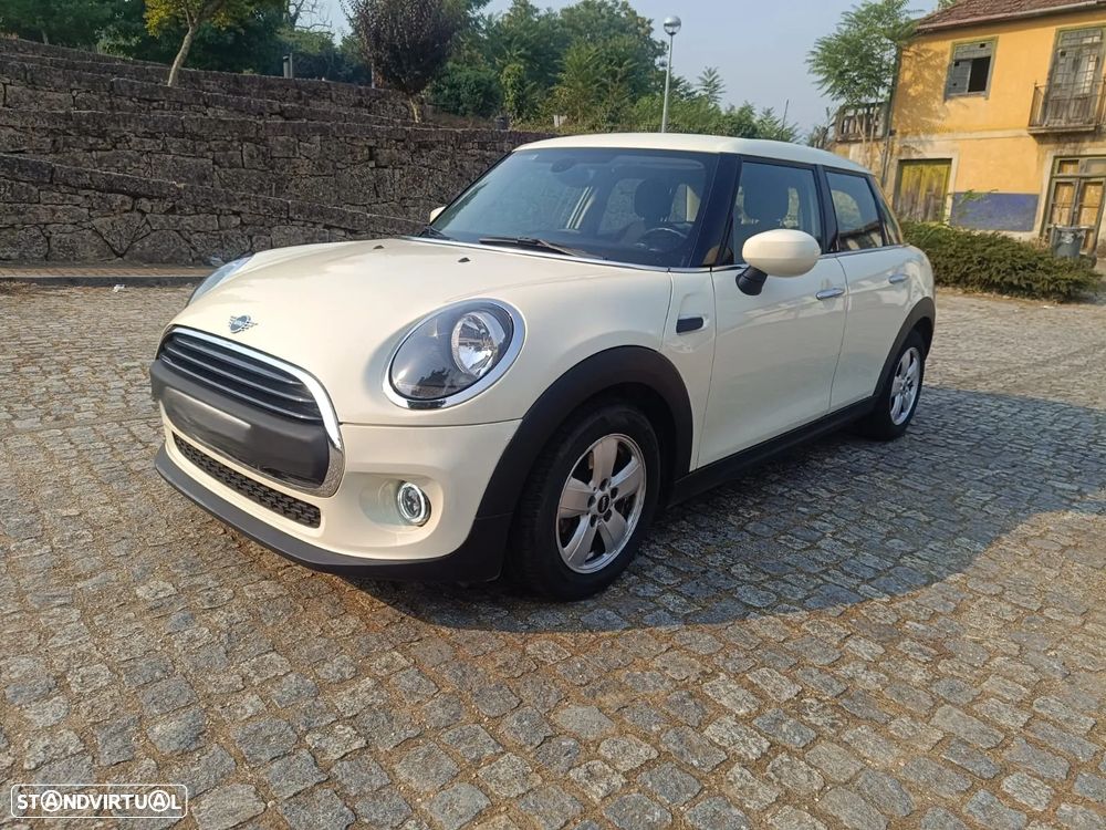 MINI 5 Portas Cooper Essential - 1