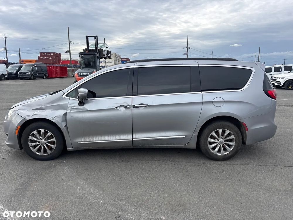 Chrysler Pacifica - 8