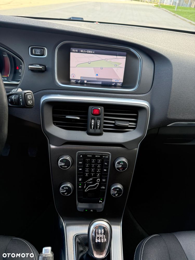 Volvo V40 D4 Momentum - 24