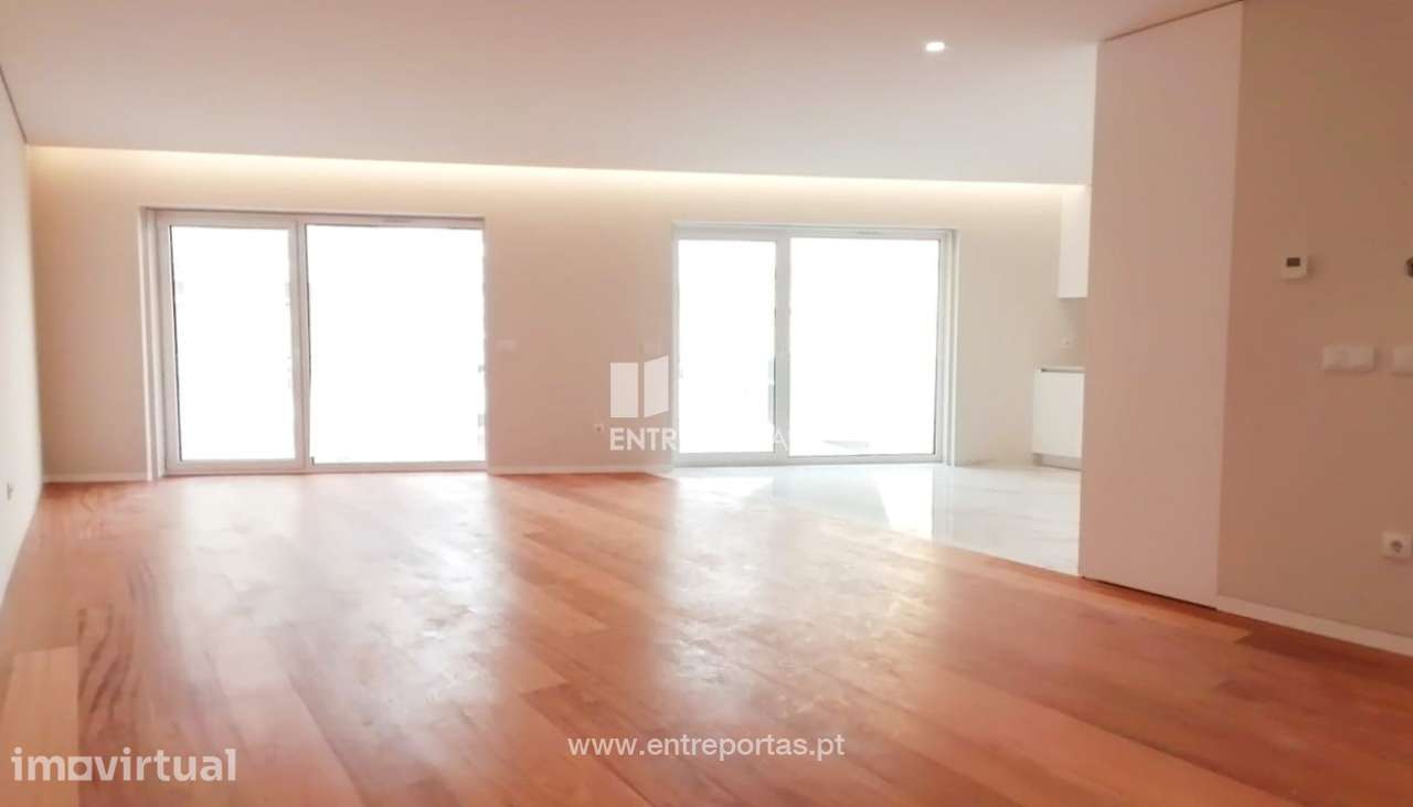 Venda de Apartamento T3 próximo do mar, no centro da Póvoa de Varzim - Grande imagem: 2/16