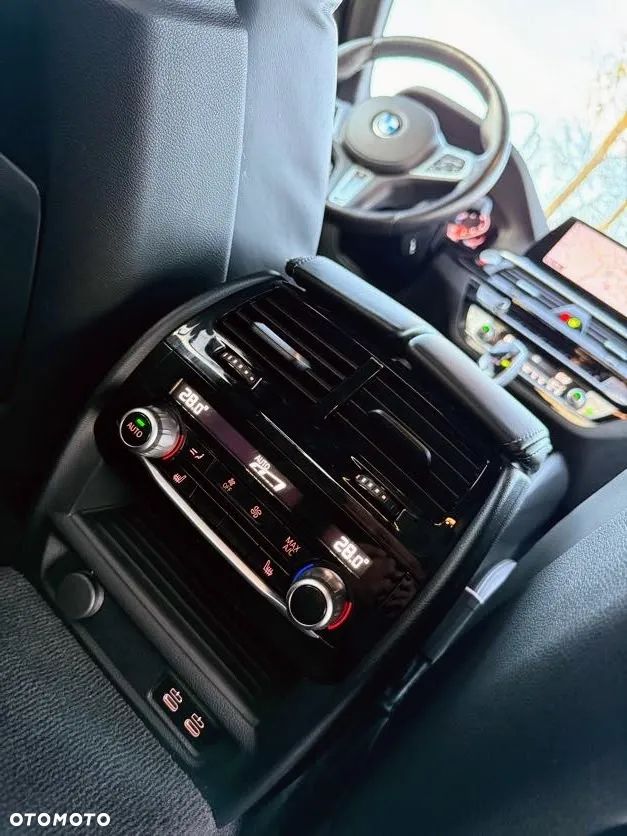 BMW Seria 5 M550i xDrive sport - 27