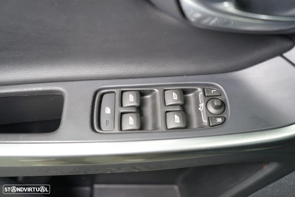 Volvo XC 60 2.0 D3 Momentum Geartronic - 20