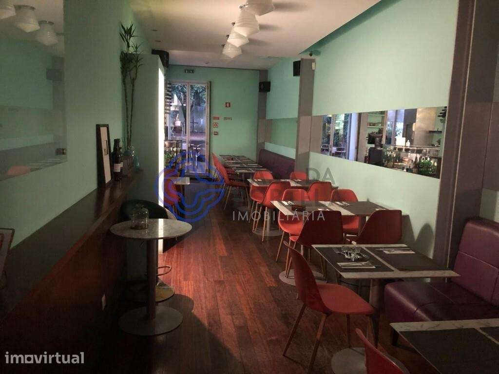 Prédio à venda para restauração totalmente equipado em Massarelos no P - Grande imagem: 2/26