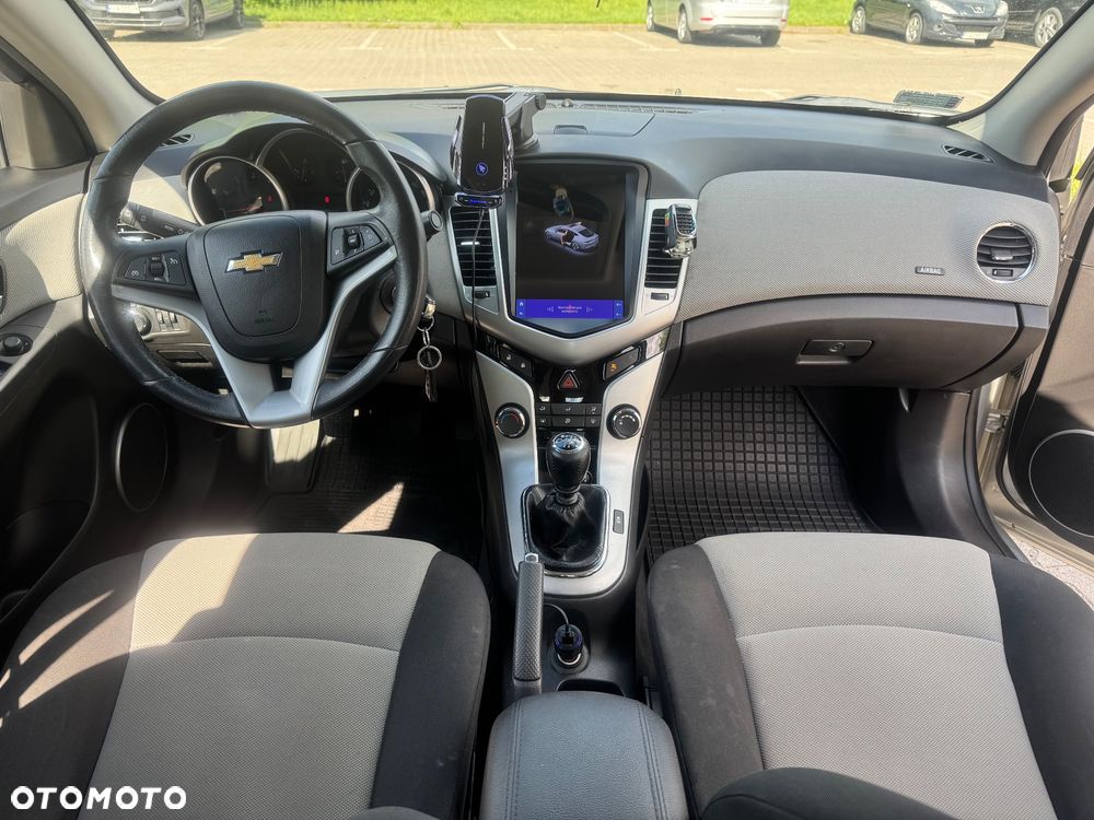 Chevrolet Cruze 1.6 LS - 33