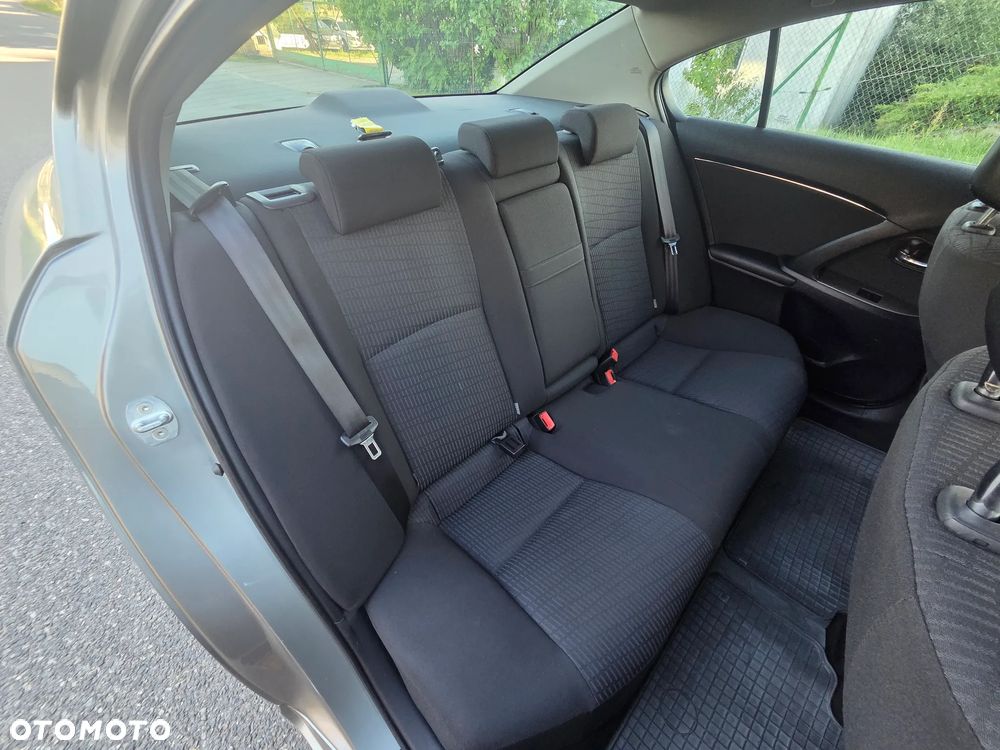 Toyota Avensis 1.8 Active - 17