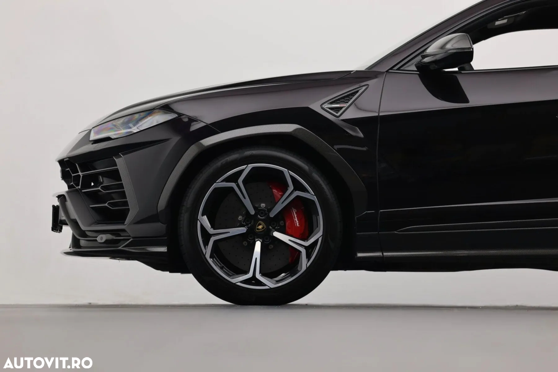 Lamborghini URUS Standard - 12