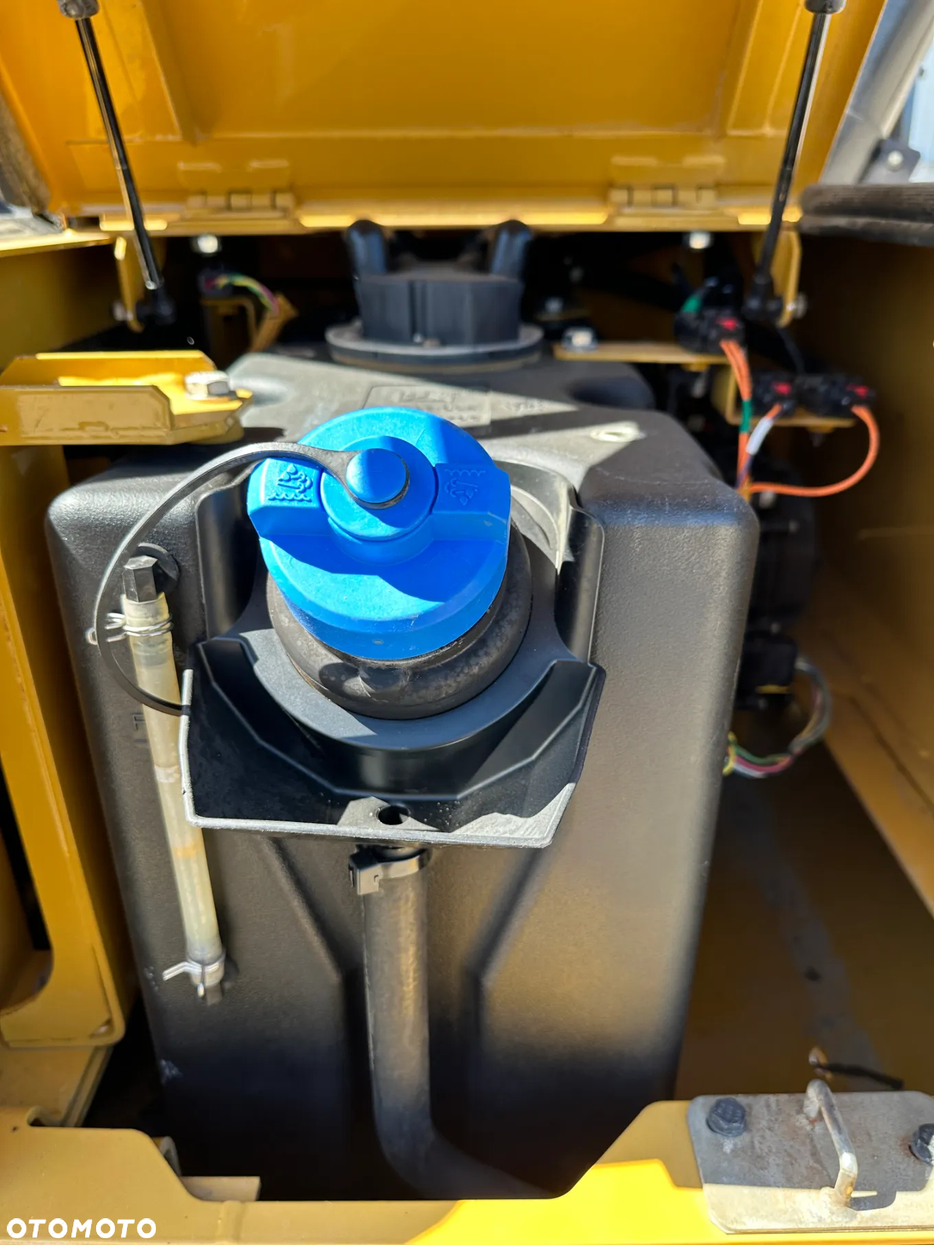 Caterpillar 323 - 28
