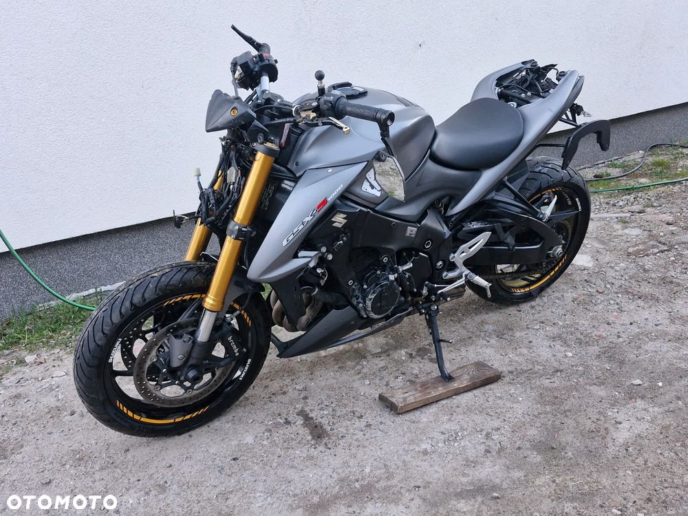 Suzuki GSX - 2