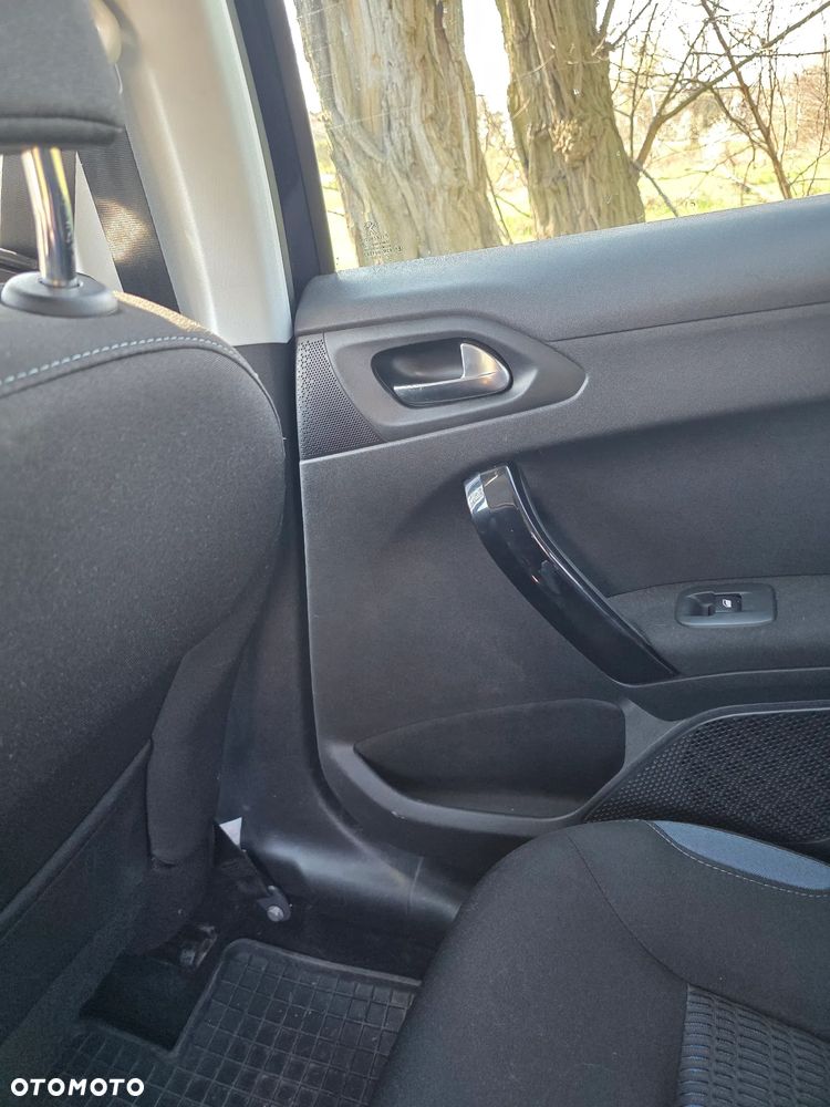 Peugeot 208 - 15