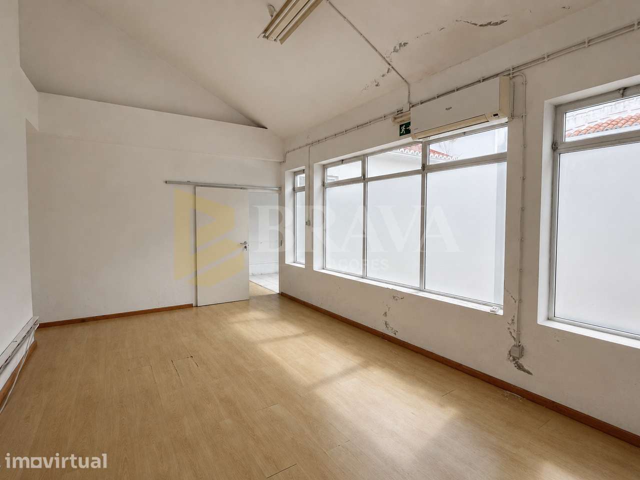 Espaço Comercial para arrendamento 2º Piso – Rua Direita – Angra do - Grande imagem: 2/3