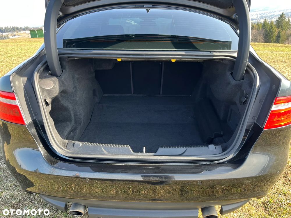 Jaguar XE 2.0 T Portfolio - 11