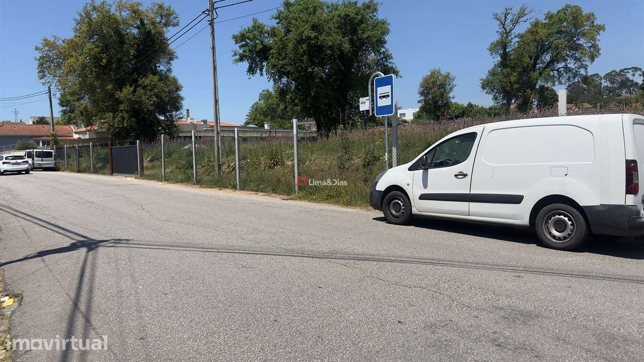Terreno urbano com acesso pavimentado e vedado - Grande imagem: 4/6